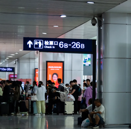 高铁站里的流量密码：如何用三秒钟让Z世代心甘情愿掏腰包？